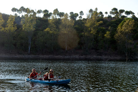 Paseo en kayak en familia por el embalse del Agrio. Sevilla