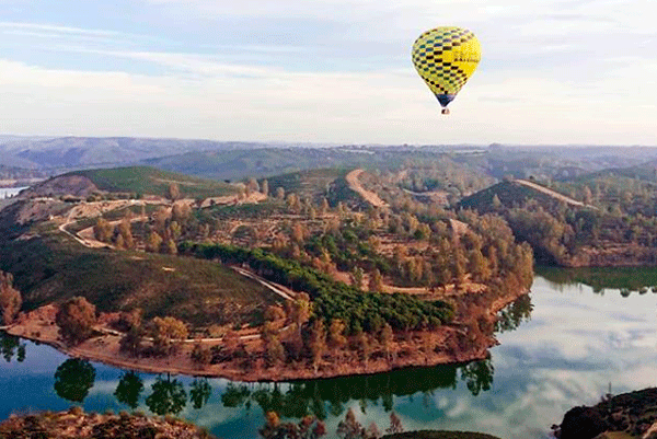 Balloon ride over the Agrio reservoir. Sevilla